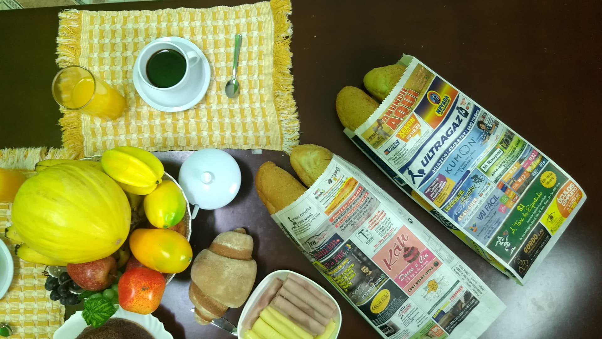 Saco de pão com anúncio publicitário no café da manhã de uma família