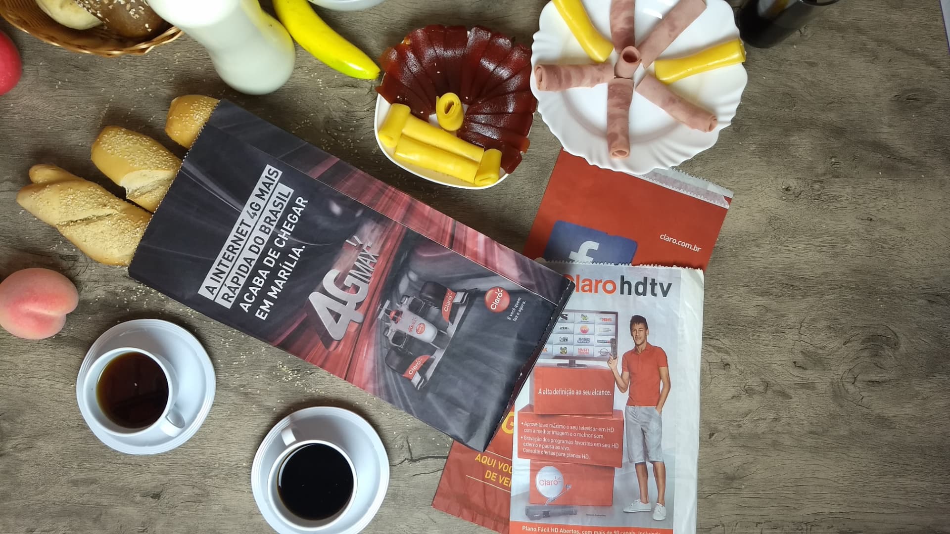 Saco de pão com anúncio publicitário no café da manhã de uma família