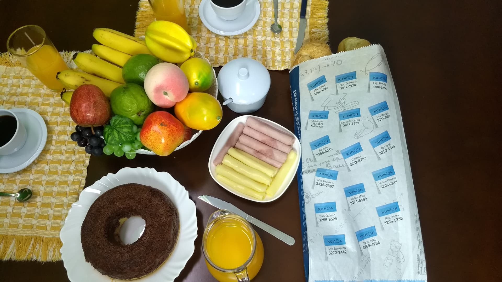 Saco de pão com anúncio publicitário no café da manhã de uma família