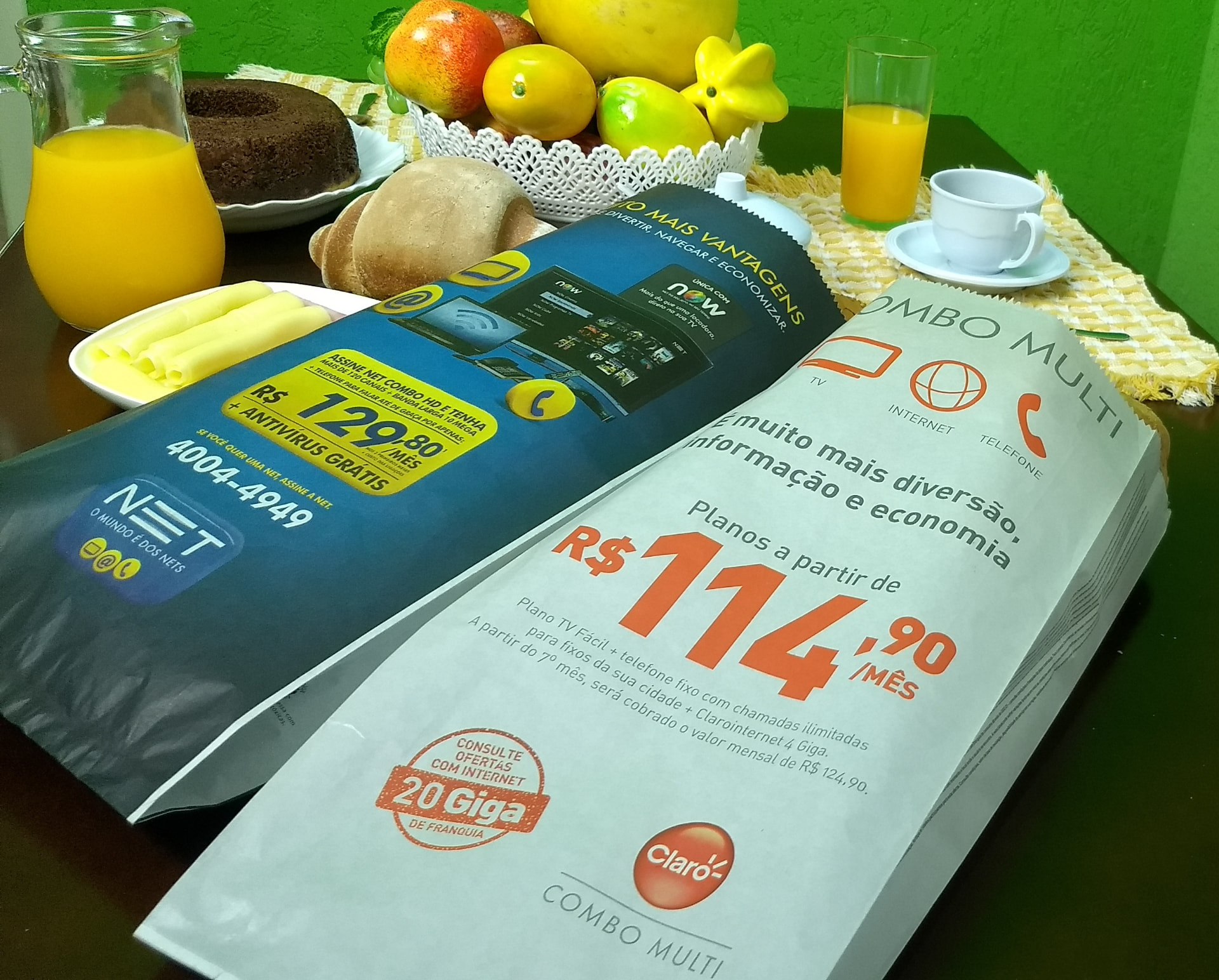 Saco de pão com anúncio publicitário no café da manhã de uma família