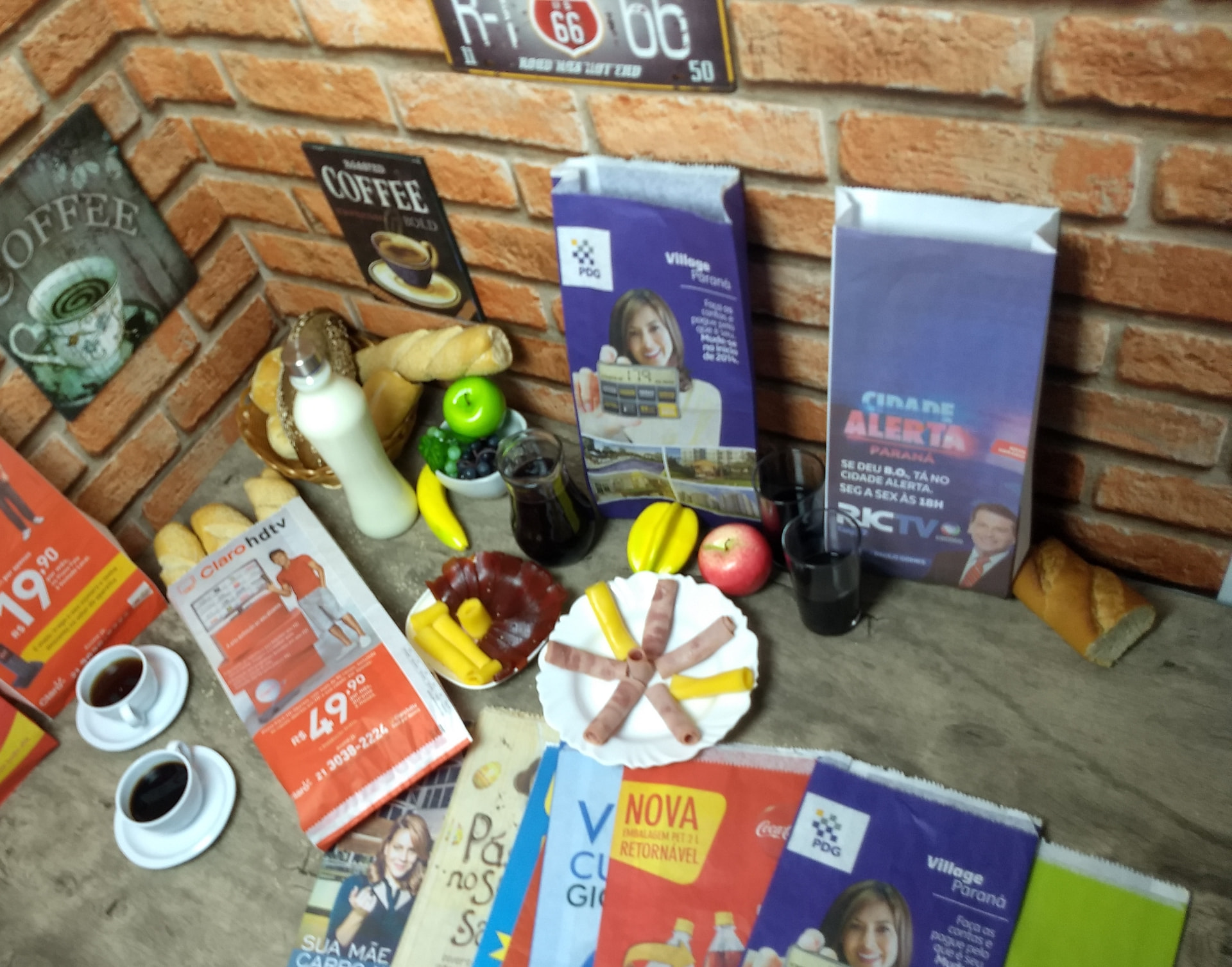Saco de pão publicitário na mesa do café da manhã