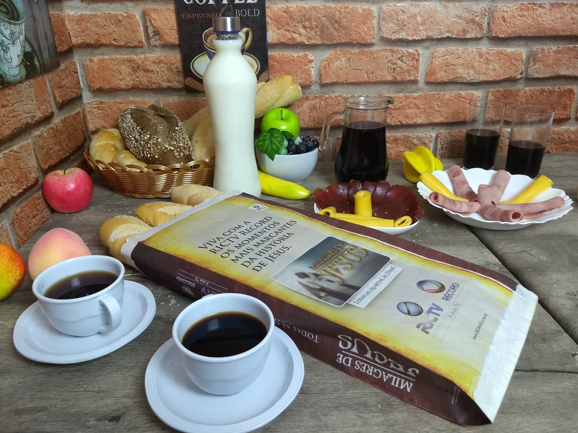 Saco de pão com anúncio publicitário no café da manhã de uma família