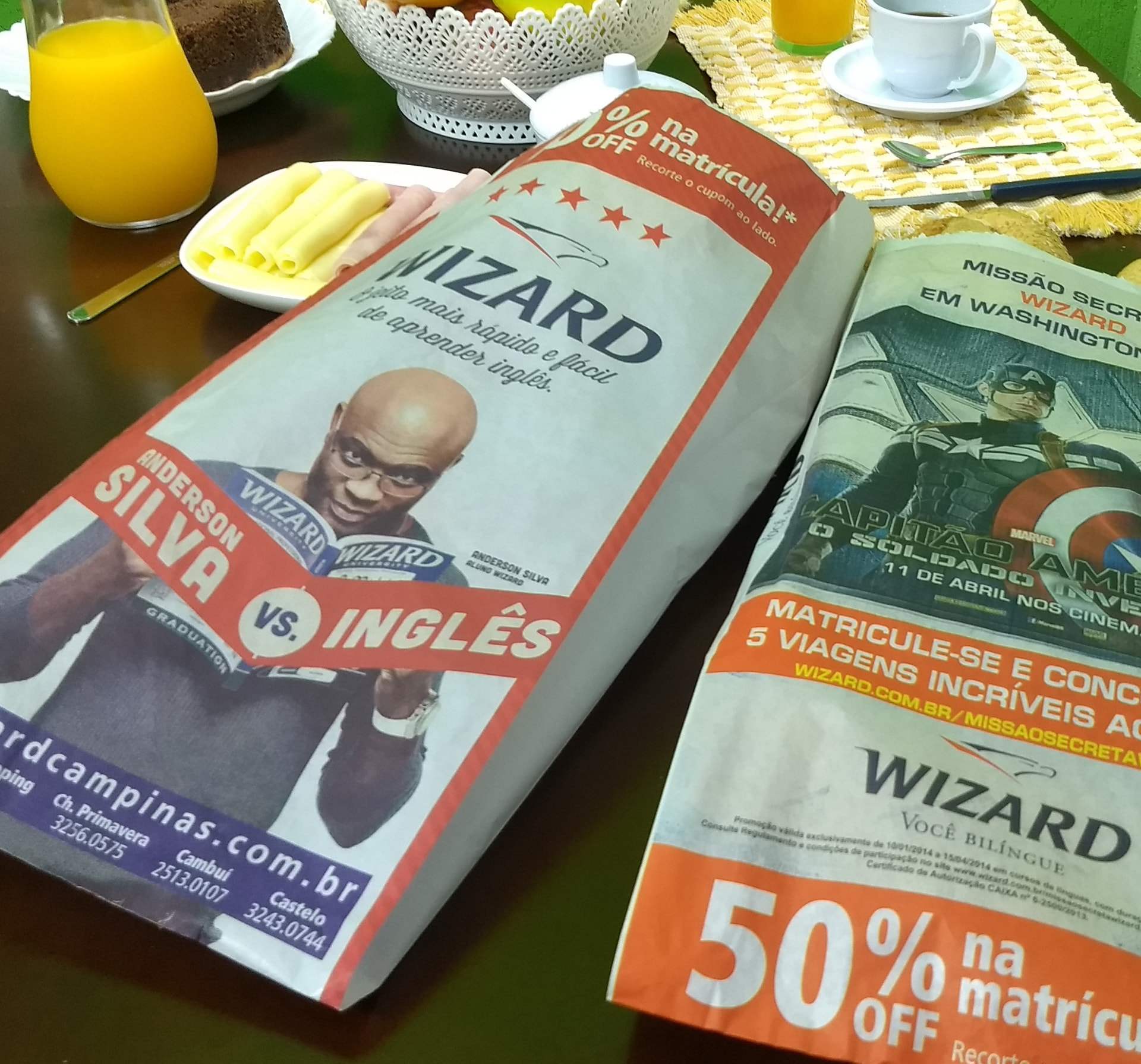 Saco de pão publicitário na mesa do café da manhã