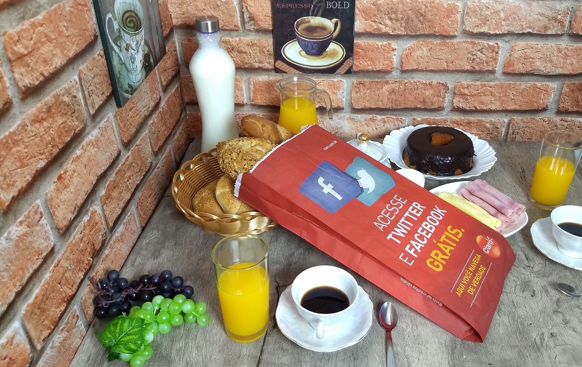 Saco de pão com anúncio publicitário no café da manhã de uma família